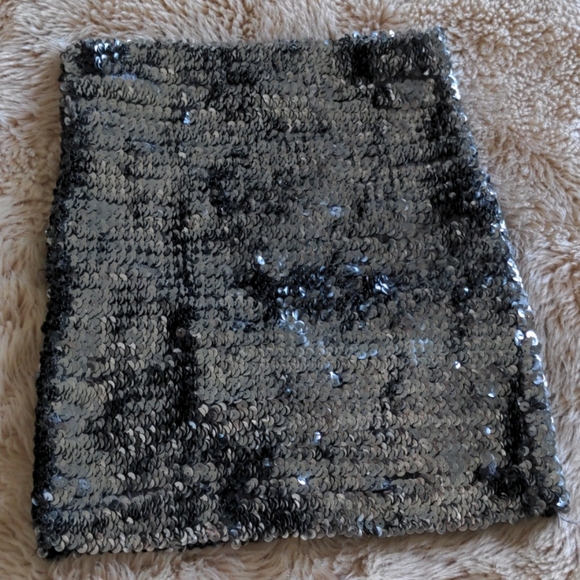 F21 Stretch Sequined Mini Skirt - Picture 2 of 3